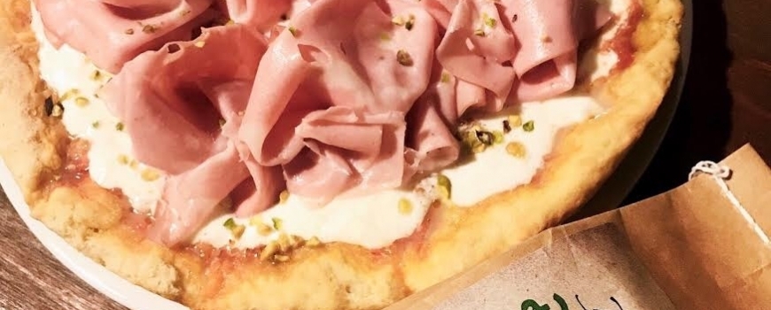 Pizza con stracciatella di Bufala, mortadella e granella di pistacchi